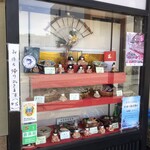 Yamanashiya sushi ten - 入り口横に食品サンプルと３月だったのでお雛様