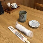 Yamanashiya sushi ten - お醤油・お茶・タオルのおしぼり