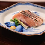 江戸前芝浜 - "櫻鱒（さくらます）"刺躬（さしみ）、w/濱防風（はまばうふう）＋芥子（からし）＋獨活絲（うどせん）