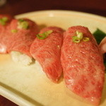 佐蔵 - 牛とろ炙り寿司。柔らかくてうまい！