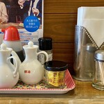 昌龍飯店 - 調味料入れが清潔です！