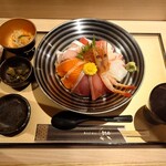 魚とごはん ますよね - 海鮮丼(みそ汁、漬物、小鉢付き)