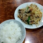 光華飯店 - 肉野菜炒め&ライス普通盛り(計900円) スープ付き