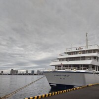 シンフォニー東京湾クルーズ - 乗船前のクルーズ船とお台場