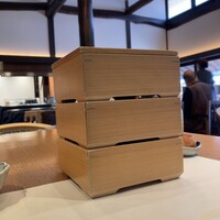 日本料理 からまつ - 三段重を斜めからパシャリ。