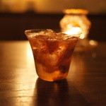 Bar Antiquite - イチゴとバラのリキュールのカクテル。美しいラリックのグラスで。