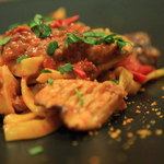 オレンジを練りこんだパッパルデッレ　鴨肉のサルサ