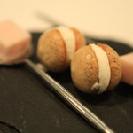 クッチーナ イタリアーナ ガッルーラ - 苺のギモーヴと紅茶のメレンゲ菓子