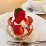 cafe & restaurant ウエストリバー - まるごと苺のタルト 650円
