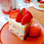 エスリビングハナレ - 苺尽くしのショートケーキ￥1,089