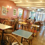SAKURA CAFE - わりと席数の多い店内