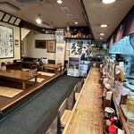 Kanazawa Noukou Chuukasoba Shinsen - カウンター席とテーブル席