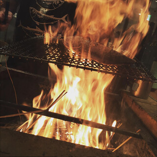 店内で豪快に焼き上げる「かつおの藁焼き」！