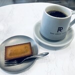 RAD BROS CAFE - ハンドドリップコーヒー（600円）とフィナンシェ（250円）