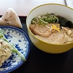 丸藤うどん - きつねうどん(中)＋春菊天＋椎茸天＋おにぎり(350円＋90円＋90円＋100円)