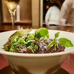 アカ - ❹24種の野菜とアホブランコのサラダ
      ～薪焼きしたフリットした揚げた24種の野菜サラダ。石田シェフから温かいアホブランコスープをかけて頂き、とにかく旨味ある爽やかな香りが秀逸