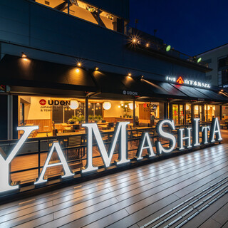 全82席の広々店内は、サクッと休憩や夜景を眺めながらも◎