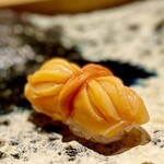 丸萬寿司 - ◎赤貝。弾力、食感、包み込む磯の香りのバランスが最高♡