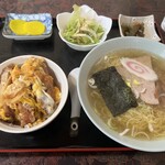 工藤精肉店食堂部 - サラダはごまドレッシング