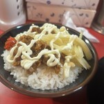 Iekei ramen torakichiya - お店が推奨する食べ方。無限ニンニクにショウガにマヨネーズ。僕は少しの豆板醤もオススメします