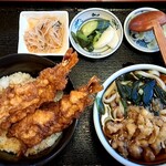 Sobadokoro Oomura - お新香に中華サラダ