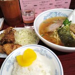 ラーメン日本一 - ランチのラーメンセット890円　ボリューム満点だが、味は普通