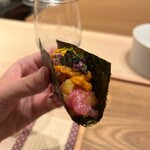 奥 - トロたく、ウニ、キャビアの海苔巻き