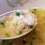千熊ラーメン - 塩ラーメンに御飯を投入。