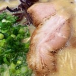 千熊ラーメン - 豚骨風ラーメンのトッピング。
