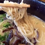 千熊ラーメン - 豚骨風ラーメンの麺の感じ。