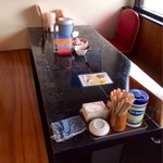 千熊ラーメン - テーブル席。