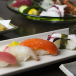 酒膳さくな - さっぱりとした甘目のシャリを使って仕上げた『握り』（五貫）
ほどよく脂がのったサーモンやまぐろ、沖縄ならではの「うみぶどう」を使った握りが味わえます。
