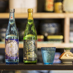 酒膳さくな - 久米島の酒造所「米島酒造」のお酒は、土地柄地層が密集して濾されたために澄んだ美味しい水を使ってつくられています。特に人気の銘柄は『美ら蛍』。すっきりした口当たりと柔らかな甘みが特徴です。
