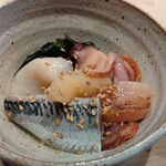 すしやのたい悟 - 帆立貝、赤貝、青柳、鰯、わかめの酢洗い