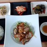 豚舞 - サムギョプサル定食　韓国らしくステンレスのお茶碗にお箸