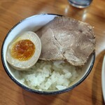 らーめん あお屋 - 味玉とチャーシューオンザライス