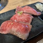 kurogewagyuumarugotoittougaiyakinikudoutomborimitsuru - 肉炙り寿司三種盛り