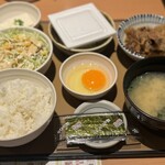 やよい軒 巣鴨南口店 - ミニすき焼き朝定食+サラダ¥540+納豆¥100