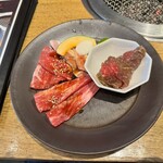 Yakiniku Toraji - 中落カルビ、赤身ロース、トントロ、熟成漬け込み和牛が2枚ずつがSサイズ　通常は3枚ずつ