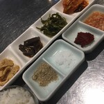 チャカン食堂 - パンチャン4種とエゴマ粉、塩、タデギ、セウジョッ