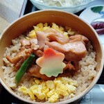 花善 - わっぱに入った鶏めしは甘い味付けデス