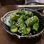 鳥王 - 突出し：胡瓜の浅漬炒り胡麻まぶし