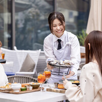 ランチタイムから生牡蠣など牡蠣料理をお召し上がりいただけます♪