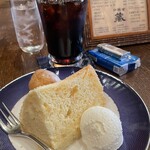 Kohi Sha Kura - アイスコーヒー800円、シフォンケーキ300円
