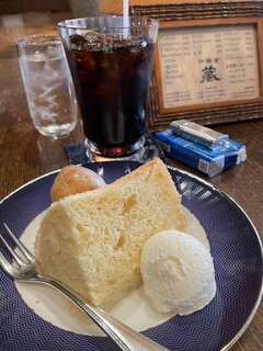 Kohi Sha Kura - アイスコーヒー800円、シフォンケーキ300円