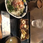 Sushi Sakaba Sanji - 海鮮丼ランチ1,000円、おでんとお漬物がついてます!