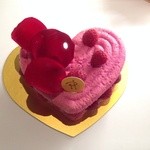 ピエール・エルメ・パリ - ケースの中には、大きなハート型のケーキもありました！！
