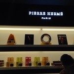 ピエール・エルメ・パリ - 焼き菓子も置いてあります。