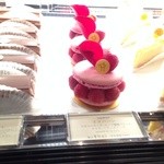 ピエール・エルメ・パリ - ケーキケースの中の、イスパハン♪