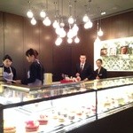 ピエール・エルメ・パリ - ケーキケース